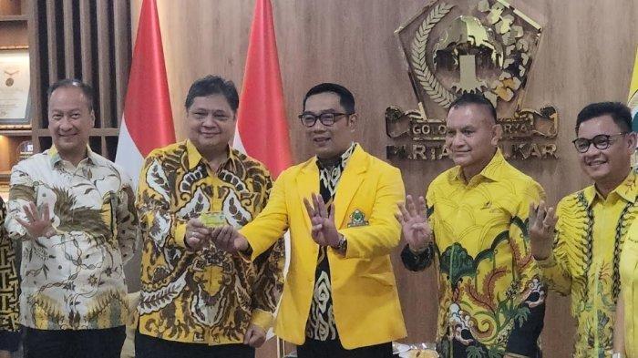 Gubernur Jawa Barat Ridwan Kamil (tengah) resmi menjadi kader Partai Golkar.