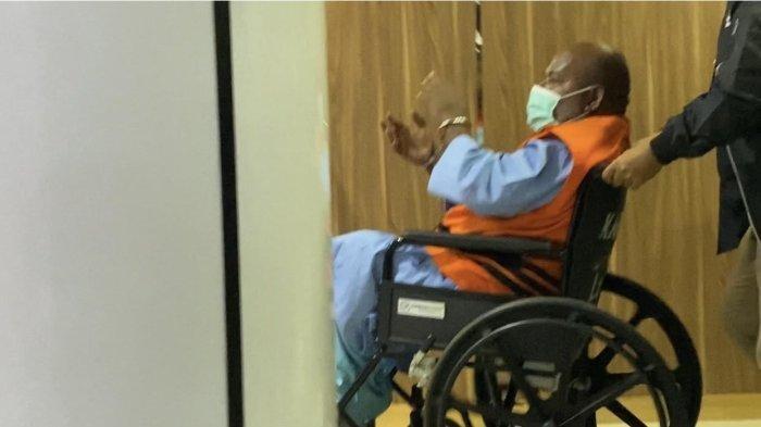 Gubernur Papua Lukas Enembe resmi berseragam rompi oranye tahanan KPK.