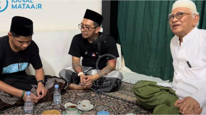 Gus Mus membesarkan hati David Ozora di kediamannya di Rembang, Selasa (20/6/2023).