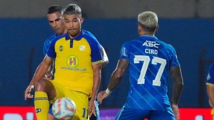 Aksi duel pemain Barito Putera Gustavo Tocantins dibayangi pemain Persib Bandung Ciro Alves pada lanjutan pekan 25 Liga 1 di Stadion Sultan Agung Bantul, Jumat (23/2/2024) malam WIB. (Instagram @psbaritoputeraofficial)