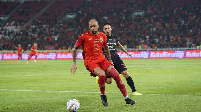 Aksi penyerang Persija Jakarta, Gustavo Almeida berusaha mengontrol bola di lagaelawan Persis Solo.