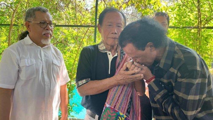 HERCULES CIUM TANGAN SUTIYOSO - Ketua GRIB Jaya, Hercules Rosario Marshal meminta maaf kepada mantan Kepala BIN, Jenderal TNI (Purn) Sutiyoso.(Foto Istimewa)

Artikel ini telah tayang di Kompas.com dengan judul 