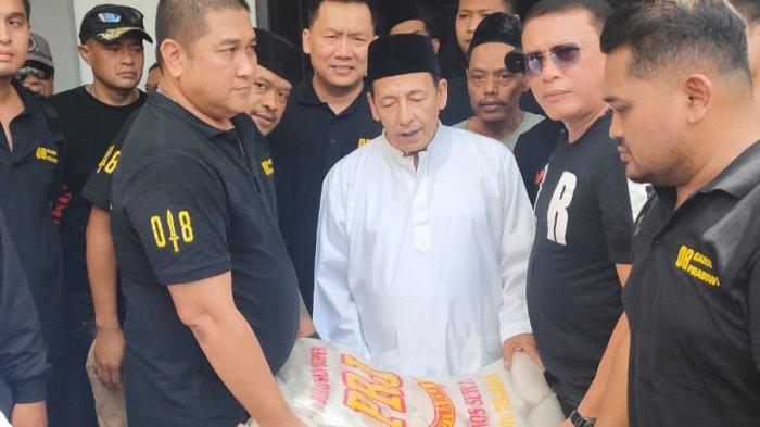 Habib Muhammad Luthfi bin Ali bin Yahya dan organisasi Garda Prabowo saat mendistribusikan bantuan untuk beras untuk korban banjir Demak, Jawa Tengah.