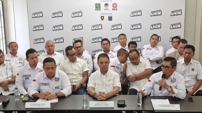 Ketua Dewan Penasehat Tim Hukum Nasional (THN) Timnas AMIN, Hamdan Zoelva (kanan), Ketua Umum THN AMIN, Ari Yusuf Amir (kiri) dan Kapten Timnas AMIN, Muhammad Syaugi (tengah) menyampaikan paparan refleksi penegakan hukum yang terjadi selama perhelatan Pilpres 2024 sampai akhir Tahun 2023 ini.
