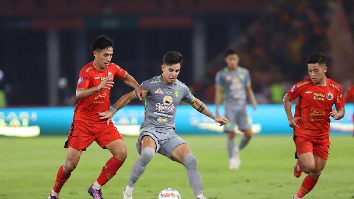 Gelandang Persija Jakarta, Hanif Sjahbandi berusaha merebut bola dari pemain Persebaya Surabaya Bruno Moreira di Stadion Utama Gelora Bung Karno (SUGBK), Jakarta, Minggu (30/7/2023).