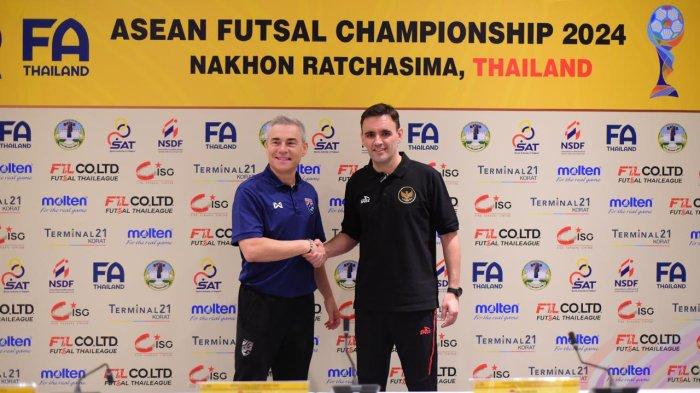 Pelatih Timnas Futsal Indonesia Hector Souto (kanan) dan Pelatih Timnas Futsal Thailand, Miguel Rodrigo (kiri).