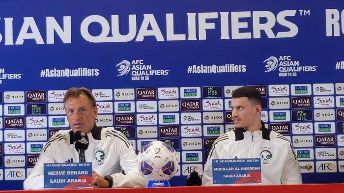 Pelatih Timnas Arab Saudi Herve Renard dan Penyerang Timnas Arab Saudi Abdullah Al Hamddan, dalam konferensi pers di Stadion Utama Gelora Bung Karno (SUGBK), Senayan, Jakarta, Senin (18/11/2024)