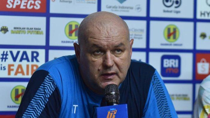 Pelatih Persib Bandung, Bojan Hodak memberikan keterangan pers.
