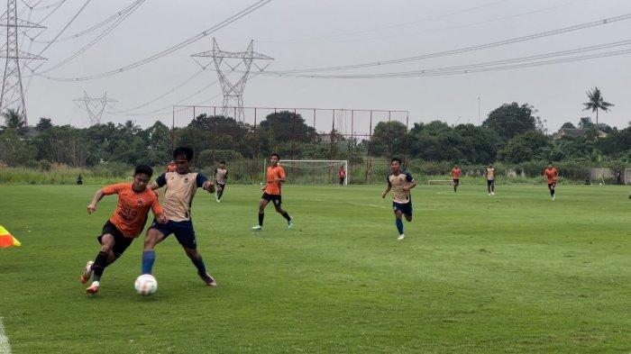 Bek sayap Persija Ilham Rio Fahmi (kiri) berduel dengan pemain Persikota Tangerang dalam laga uji coba di Nirwana Park, Depok, Jawa Barat, Kamis (15/2/2024).