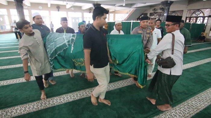 Imam Masjid Jami Al-Ula, Andi Syamsul Bahri yang meninggal pada pada Selasa (2/1/2024) hari ini saat memimpin salat Subuh dikenang sebagai sosokyang baik, lembut dan peduli terhadap tetangga.
