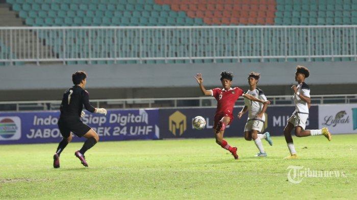 Pemain Tim Nasional (Timnas) Indonesia Muhammad Kafiatur Rizky mencoba mencetak gol kegawang Timnas Guam pada babak kualifikasi AFC U17 Asian Cup 2023 di Stadion Pakansari, Bogor, Jawa Barat, Senin (3/10/2022). Pada pertandingan babak pertama tim asuhan Bima Sakti unggul 7-0 dari Timnas Guam. Tribunnews/Jeprima (Tribunnews/JEPRIMA)