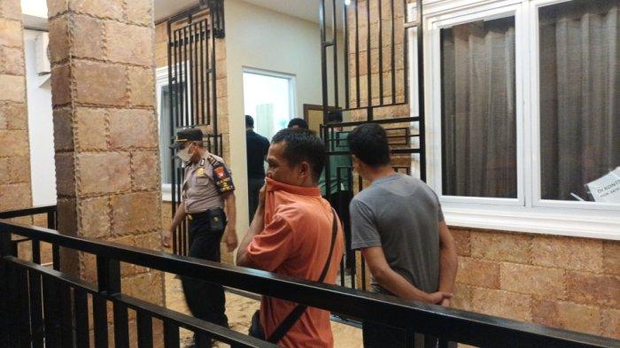 Indekos tempat pegawai apartemen berinisial YY (47) ditemukan tewas membusuk, Cipayung, Jakarta Timur, Selasa (2/7/2024).