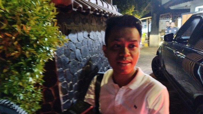 Indra Pratama, pemilik rumah di Jalan Mampang Prapatan IV, Jakarta Selatan, yang menjadi lokasi tewasnya Brigadir Ridhal Ali Tomi, Sabtu (27/4/2024). 