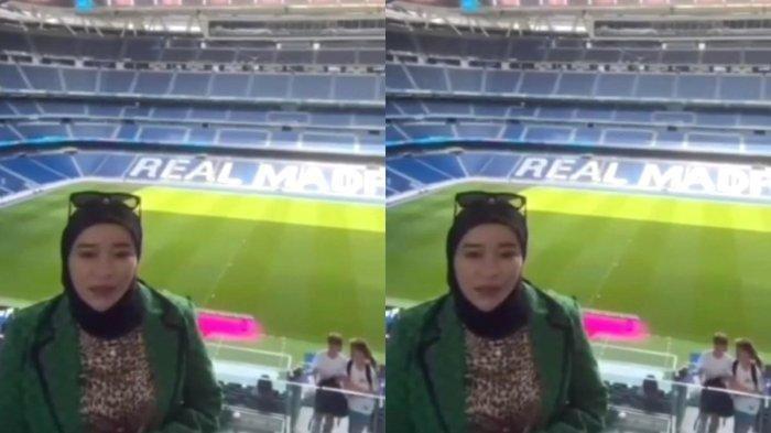ISTRI BUPATI PELESIRAN - Istri Bupati Enrekang, Ratnawati Muchlis, tengah menjadi sorotan setelah mempromosikan PKK Festival di markas Real Madrid, Santiago Bernabeu. Namun, suaminya, Muhammad Yusuf Ritangnga membantah sang istri pelesiran memakai anggaran daerah.