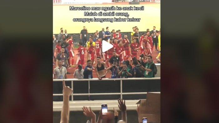 JERSEY MERSELINO DIREBUT - Video yang merekam seorang bocah menangis setelah laga Kualifikasi Piala Dunia 2026 antara Indonesia vs Bahrain pada Selasa (25/3/2025) viral di media sosial. Pasalnya jersey pemberian idolanya Marselino Ferdinan direbut seorang bapak-bapak.