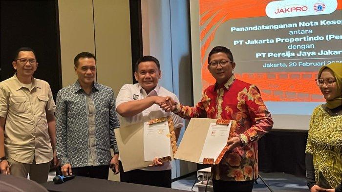 JIS KANDANG PERSIJA - Dirut Jakpro Iwan Takwin bersama Direktur PT Persija Jaya Jakarta Mohamad Prapanca saat meneken kerja sama soal pemanfaatan JIS di kawasan Menteng, Jakarta Pusat, Kamis (20/2/2025).