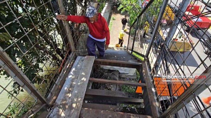 JPO JAKARTA RUSAK - Kondisi jembatan penyeberangan orang (JPO) di Jalan Gunung Sahari Raya, Pademangan, Jakarta Utara yang mengalami kerusakan. Petugas menilai banyak JPO bolong karena materialnya dicuri orang tak bertanggungjawab. (TRIBUNJAKARTA.COM/GERALD LEONARDO AGUSTINO).