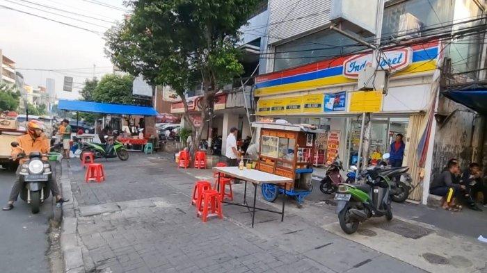 Suasana Jalan Sabang, Jakarta Pusat, pada Selasa (4/7/2023), yang jadi lokasi warga negara asing (WNA) asal Timur Tengah mengemis dengan cara memaksa hingga viral di media sosial.