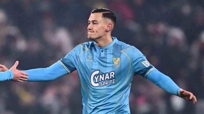 Aksi selebrasi bek Venezia FC, Jay Idzes setelah mencetak gol di Serie A Liga Italia.