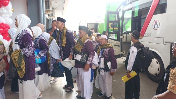 Jemaah calon haji tahun 2024 yang tiba di Asrama Haji Embarkasi Jakarta, Makasar, Jakarta Timur, Minggu (12/5/2024).