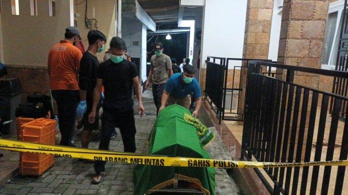 Jenazah pegawai apartemen berinisial YY (47) saat dievakuasi ke RS Polri Kramat Jati, Jakarta Timur, Selasa (2/7/2024).