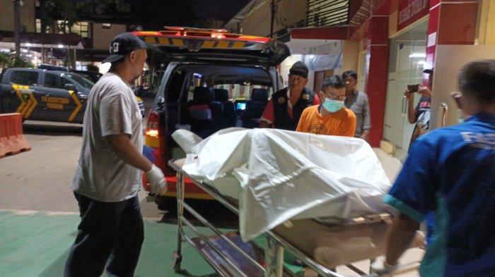 Jenazah pria berinisial IZ (42) saat dibawa ke Instalasi Forensik RS Polri Kramat Jati untuk dilakukan autopsi memastikan penyebab kematian, Jakarta Timur, Kamis (8/2/2024).