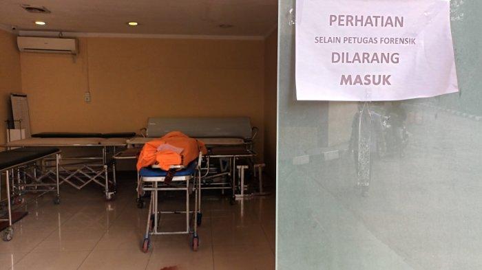 Jenazah pria tanpa identitas korban pembunuhan yang ditemukan di aliran KBT Cakung saat dibawa ke RS Polri Kramat Jati, Jakarta Timur, Jumat (10/11/2023).