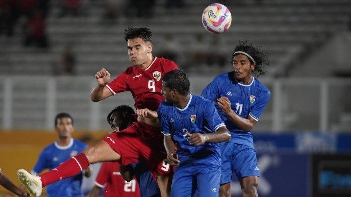 Pesepak bola Timnas U-20 Indonesia, Jens Raven berebut bola dengan pesepak bola Maladewa pada pertandingan Grup F Kualifikasi Piala Asia 2025 di Stadion Madya, Jakarta, Rabu (25/9/2024).