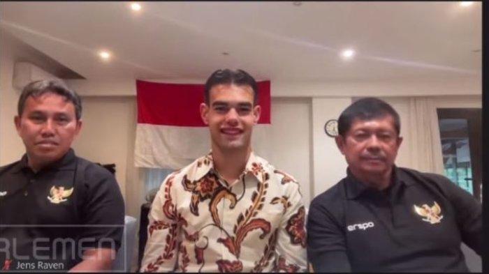 Pemain naturalisasi Jens Raven didampingi pelatih Bima Sakti dan Indra Sjafri.