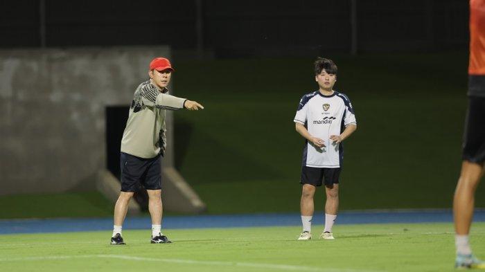 Pelatih Timnas Indonesia, Shin Tae-yong bersama penerjemah Jeong Seok-seo atau Jeje memberikan instruksi ke pemain di sesi latihan.
