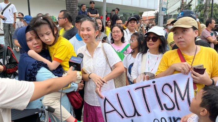 Jessika Henuhili (38) bersama anaknya Jannet (10) saat menunggu kedatangan Paus Fransiskus di dekat Gedung Konferensi Waligereja Indonesia (KWI), Gondangdia, Menteng, Jakarta Pusat, Kamis (5/9/2024).