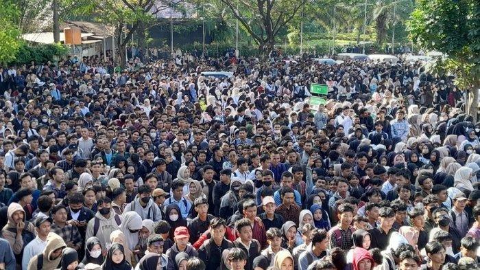 JOB FAIR - Ribuan pencari kerja (pencaker) memadati job fair di President University Convention Center Jababeka, Cikarang, Kabupaten Bekasi, Selasa (27/5/2025). Job fair ini digelar Pemkab Bekasi untuk mengatasi pengangguran yang tinggi. Sayang, job fair ini memicu kericuhan.