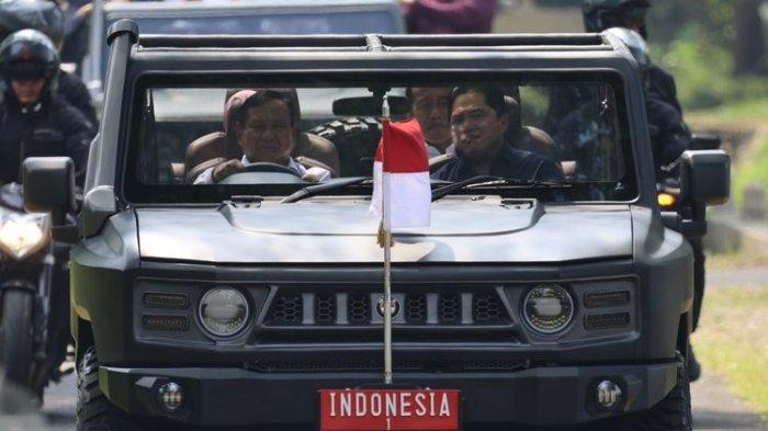 Presiden RI Joko Widodo (Jokowi) bersama Ibu Negara Iriana Jokowi naik kendaraan taktis (rantis) Maung 4x4, disopiri Menteri Pertahanan Prabowo Subianto dan ditemani oleh Menteri BUMN Erick Thohir, saat meninjau gudang munisi milik PT Pindad di Turen, Malang, Jawa Timur, Senin (24/7/2023).