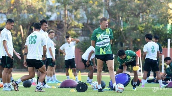 Josep Gombau memantau pemain Persebaya berlatih di Lapangan Thor Surabaya, Selasa (26/9/2023).