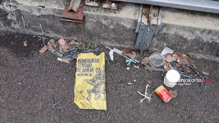 Kondisi JPO di depan DPR RI, Jalan Gatot Soebroto, Jakarta Pusat juga dipenuhi banyak sampah. (TRIBUNJAKARTA.COM/ELGA PUTRA
