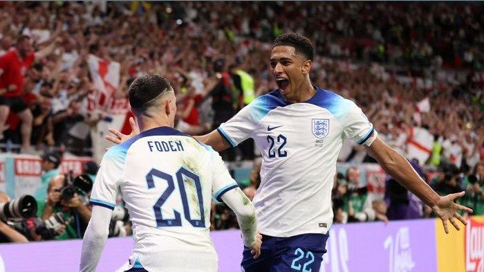 Gelandang Timnas Inggris, Jude Bellingham bersama Phil Foden.