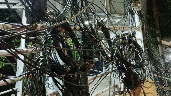 KABEL UDARA SEMRAWUT- Kondisi JPO Otista yang dipenuhi gulungan kabel udara semrawut, Bidara Cina Jatinegara, Jakarta Timur, Rabu (11/6/2025). TRIBUNJAKARTA.COM/BIMA PUTRA