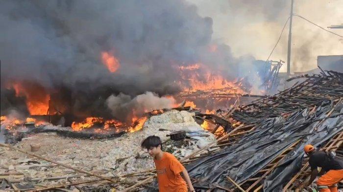 KEBAKARAN HEBAT KAPUK MUARA - Kebakaran terjadi di Jalan Duta Harapan Indah 7, RT 07 RW 02 Kelurahan Kapuk Muara, Penjaringan, Jakarta Utara, Jumat (6/6/2025). Sejumlah lapak barang bekas dan rumah tinggal hangus terbakar dalam kebakaran hebat ini. (TRIBUNJAKARTA.COM/GERALD LEONARDO AGUSTINO).
