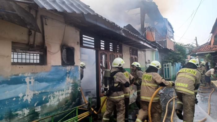 KEBAKARAN WARUNG MAKAN - Kebakaran terjadi di Jalan Raya Cilincing, wilayah RW 08 Kelurahan Cilincing, Kecamatan Cilincing, Jakarta Utara, Senin (21/7/2025). Sebuah warung makan di lokasi tersebut ludes terbakar akibat kebocoran tabung gas. (Dok. Suku Dinas Penanggulangan Kebakaran dan Penyelamatan Jakarta Utara).