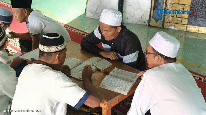 KHATAM AL-QUR'AN - Narapidana Lapas Kelas I Cipinang saat mengikuti program pembinaan Everyday Khotmil Qur'an di bulan Ramadan 1446 Hijriah, Jatinegara, Jakarta Timur, Rabu (12/3/2025). 