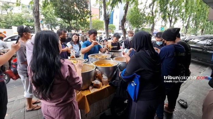 Kondisi pembeli kolak di Mangga Besar, Tamansari, Jakarta Barat, Jumat (14/3/2025). Penjual kolak ini sempat viral pada Ramadan tahun lalu hingga pembelinya mengular.