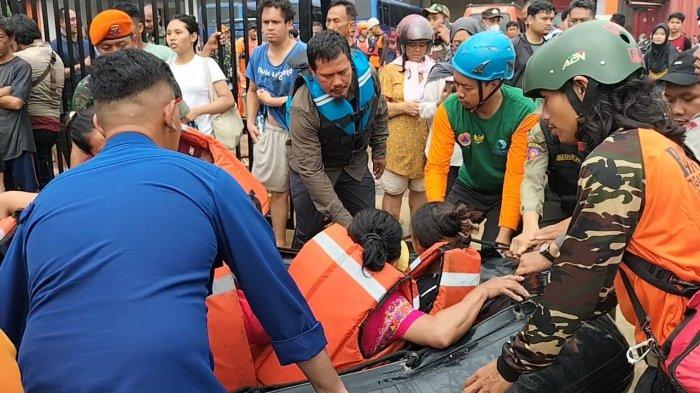 KORBAN BANJIR PGP - Proses evakuasi warga korban banjir perumahan Pondok Gede Permai (PGP) di Kecamatan Jatiasih, Kota Bekasi pada Selasa (4/3/2025).