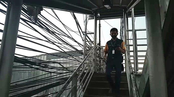 Penampakan kabel semrawut diikat ke badan Jembatan Penyeberangan orang (JPO) Jalan Raya Bogor, Kramat Jati, Jakarta Timur, Rabu (7/9/2022). 