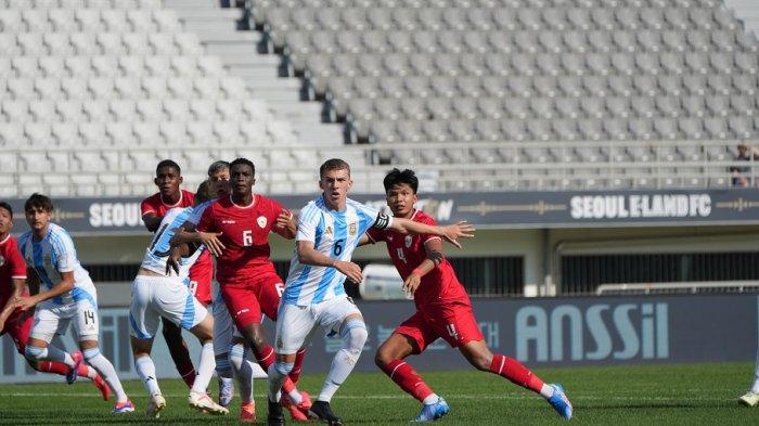 Bek Timnas Indonesia U20 Kadek Arel dan Meshaal Hamzah Osman berduel dengan pemain Argentina.