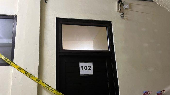 Garis polisi terpasang di kamar kos yang jadi lokasi penemuan jasad mahasiswa Universitas Indonesia (UI), MNZ (19), di Jalan Palakali Raya, Kukusan, Beji, Kota Depok, Jumat (4/8/2023). MNZ jadi korban pembunuhan senior kampusnya, AAB (23). 