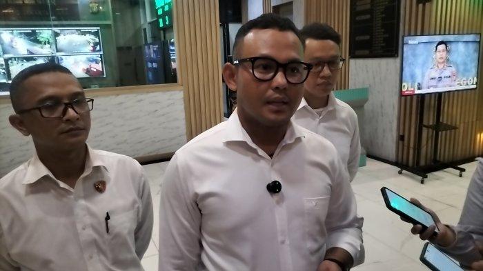 Kanit Resmob Satreskrim Polres Metro Jakarta Utara AKP Wan Deni Ramona menjelaskan terkait penangkapan pelaku pengeroyokan dan pelecehan wanita di Pluit.