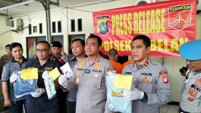 Kapolres Metro Bekasi Kombes PolTwedi Aditya Bennyahdi (tengah) saat menggelar konferensi pers di Polsek Babelan, Rabu (26/7/2023).