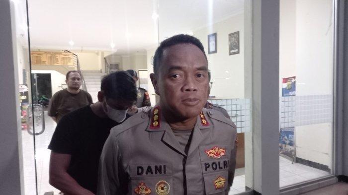 Kapolres Metro Bekasi Kota, Kombes Pol Dani Hamdani, saat ditemui di Polsek Medan Satria, mengatakan, korban pedagang sate tewas dibunuh lantaran ditemukan adanya barang bukti senjata tajam yang diduga digunakan pelaku.
