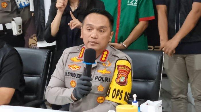 Kapolres Metro Jakarta Barat, Kombes M. Syahduddi menjelaskan perkembangan kasus penusukan yang menewaskan imam musala di Kebon Jeruk, Jakarta Barat.