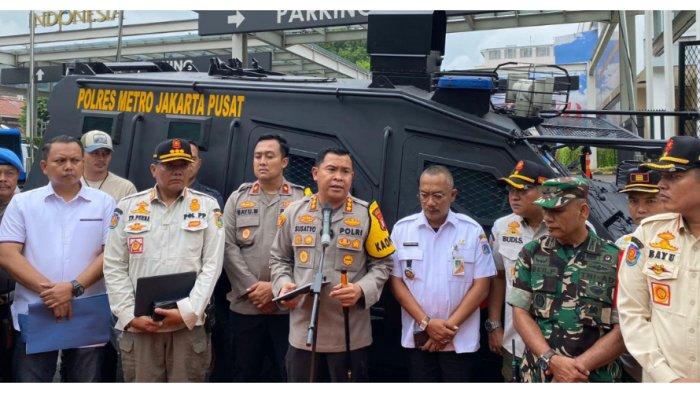 Kapolres Metro Jakarta Pusat Kombes Pol Susatyo Purnowo Condro saat memberikan keterangan di depan Mal Plaza Indonesia, Menteng, Jakarta Pusat, Rabu (3/1/2024).